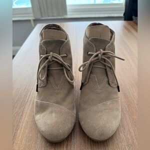 Tom's Desert Wedge Lace Up Bootie Taupe Size 10